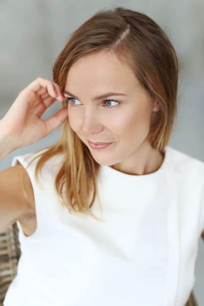 Foto gratuita bella donna in abito bianco