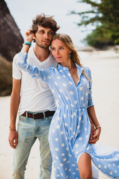 Bella giovane coppia alla moda hipster innamorata sulla spiaggia tropicale durante le vacanze