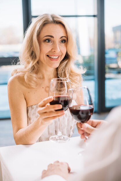 一緒にワインを飲む恋人