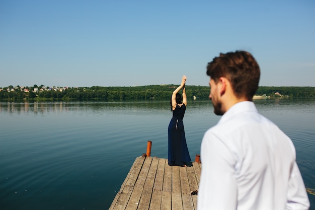 Free photo lovers spending a quiet afternoon on the lake