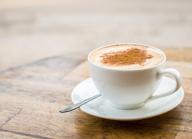 Foto gratuita caffè amorevole tazza di cappuccino fresco con il segno del cuore