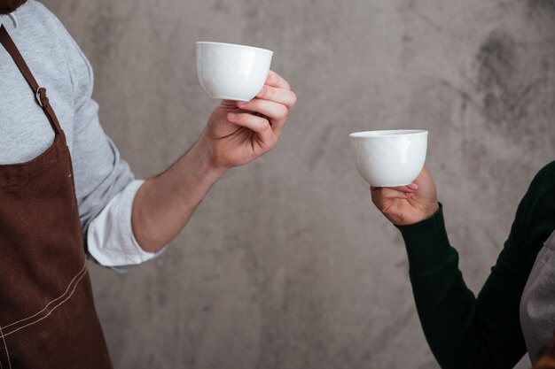 コーヒーを飲むカップルのパン屋を愛する