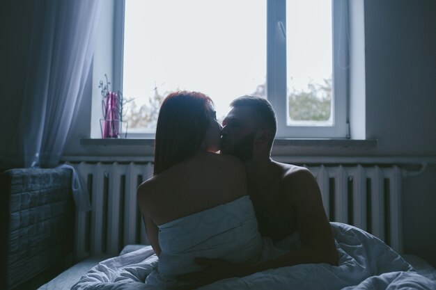 Влюбленные целовались на кровати