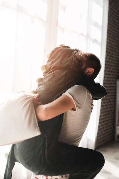 愛するカップルがお互いにキス