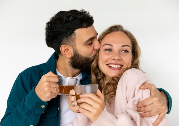 Влюбленная пара вместе заваривает чай дома