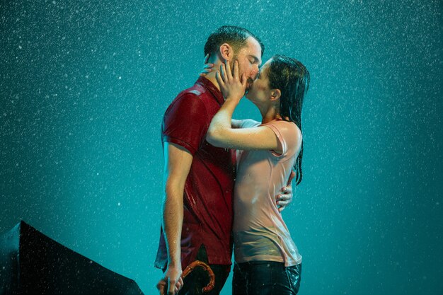 雨の中で愛するカップル
