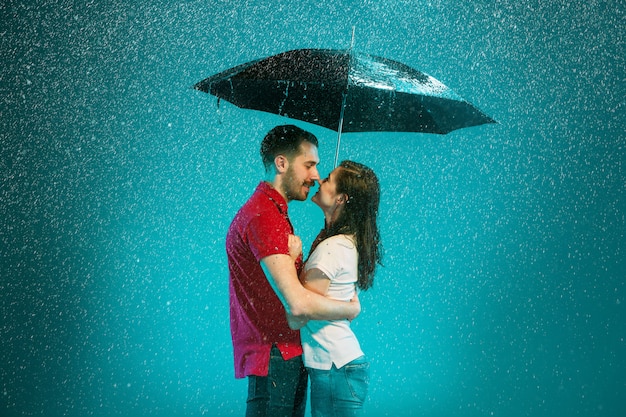 雨の中で愛するカップル