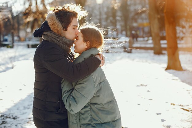 사랑하는 커플 겨울 공원에서 산책