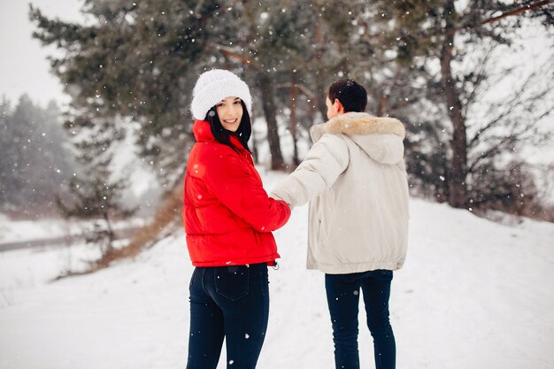 사랑하는 커플 겨울 공원에서 산책