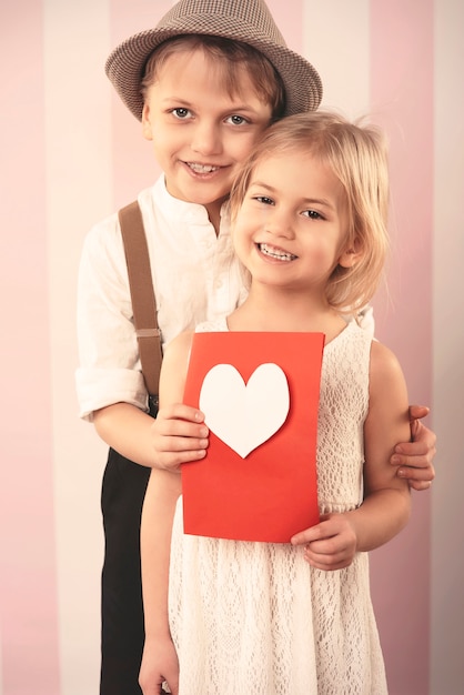 Foto gratuita coppia di innamorati con la carta di san valentino