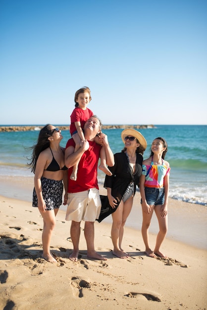 Foto gratuita famiglia amorevole via mare