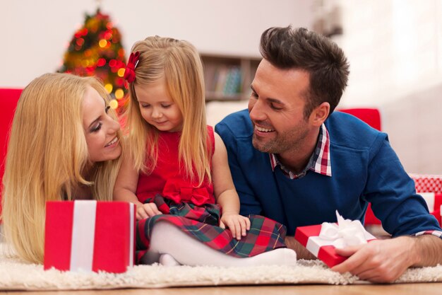 クリスマスの時期に家族を愛する