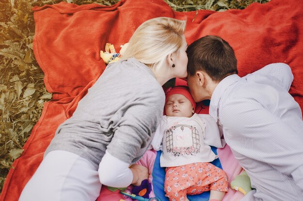 Foto gratuita famiglia amorosa baciare all'aperto