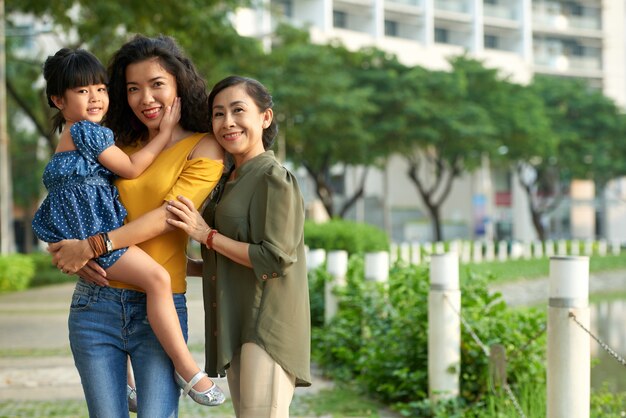 写真のためにポーズをとる3人の愛する家族