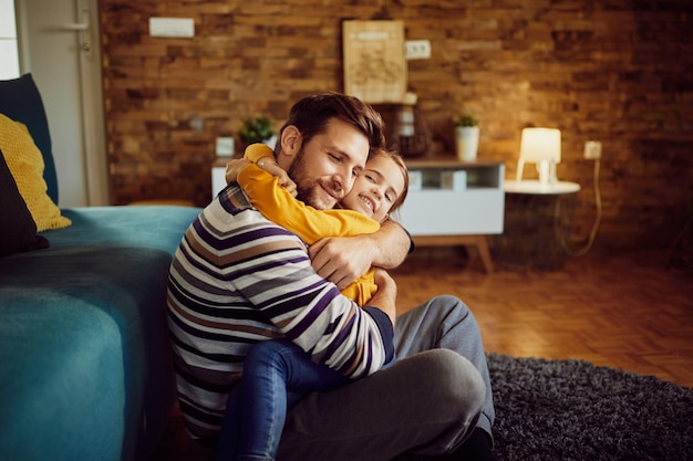 Foto gratuita amorevole padre e figlia che si abbracciano mentre si rilassano a casa