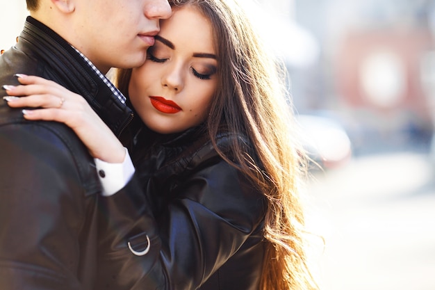 Amare ragazza con il suo fidanzato