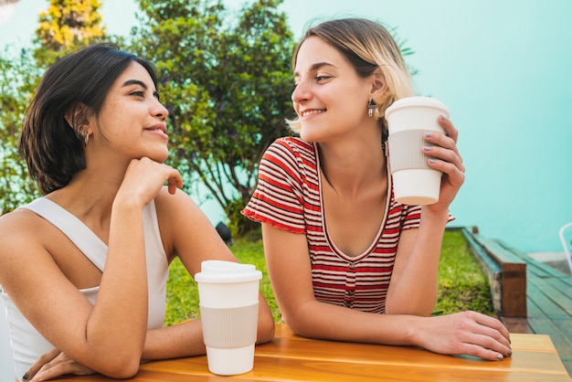 コーヒーショップでデートをしているレズビアンのカップルを愛する。