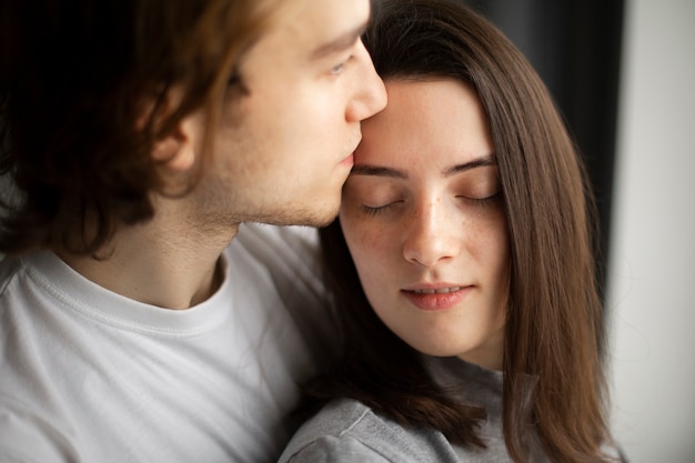 Amare uomo che abbraccia la fidanzata