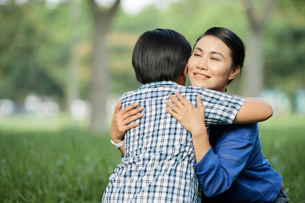 幼い息子を抱く愛情深い母親