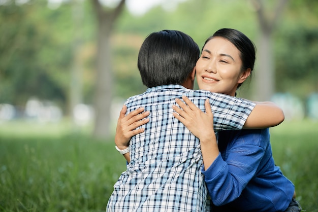 幼い息子を抱く愛情深い母親