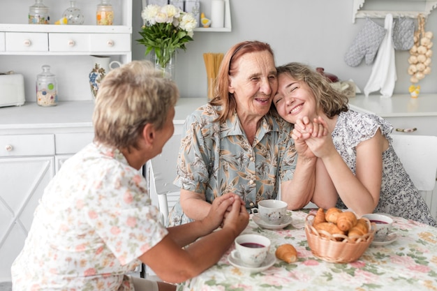 Amorevoli donne di tre generazioni che trascorrono del tempo insieme a casa