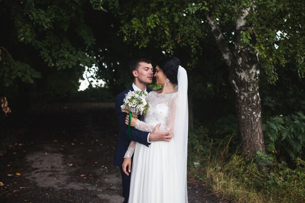 愛する結婚式のカップルの公園