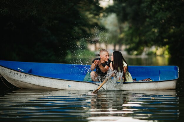 Фотомодель в красной лодке