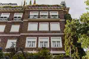 Free photo low angle of apartment building with windows in the city