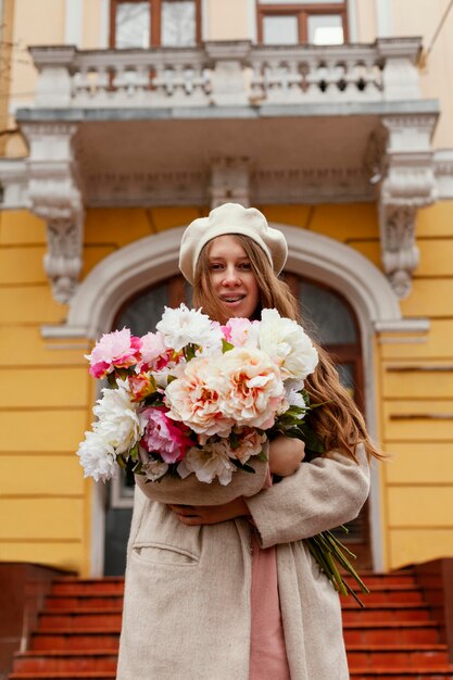 花の花束を保持している美しい女性のローアングル