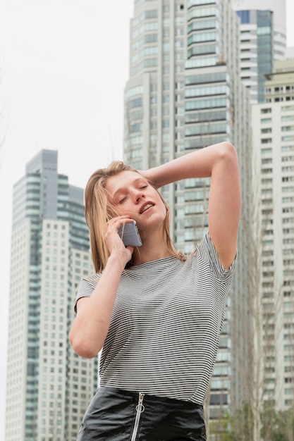 電話で話している低角度の美しい女性