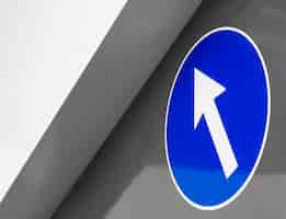 Free photo low angle of blue indicator with arrow