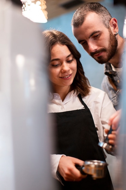 Foto gratuita partner commerciali di angolo basso che lavorano