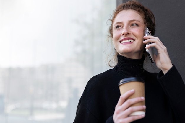 Donna di affari di angolo basso che parla sul telefono