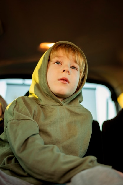 Foto gratuita basso angolo di bambino in macchina durante un viaggio