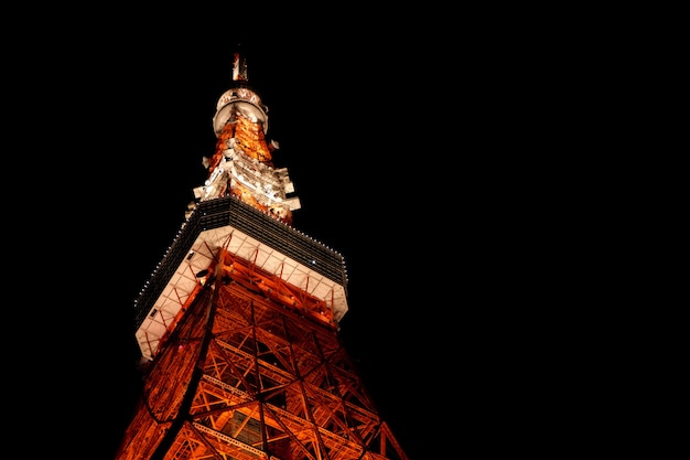 ローアングルは暗い背景で日本の東京タワーの上部のショットを閉じる