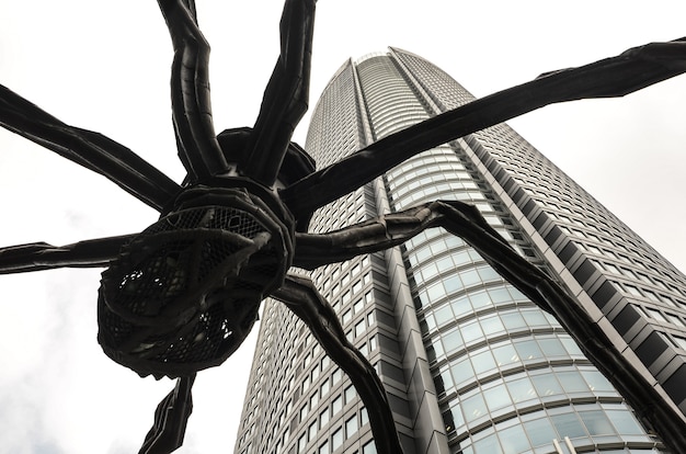 Foto gratuita inquadratura dal basso del primo piano della statua del ragno dalla torre mori, tokyo, giappone