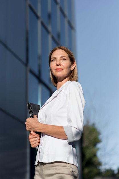 Foto gratuita donna sicura di affari di angolo basso