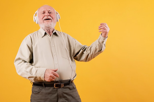 Free photo low angle elder man playing quitar imaginary