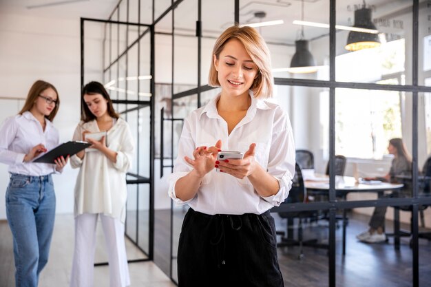 責任の世話をする低角度の女性