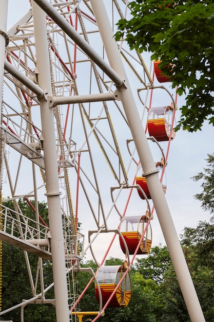 Free photo low angle ferris wheel at carnival