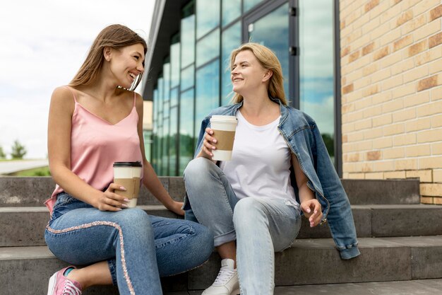 チャットやコーヒーを飲むローアングルの女の子