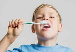 Бесплатное фото Малый угол малыш чистит зубы