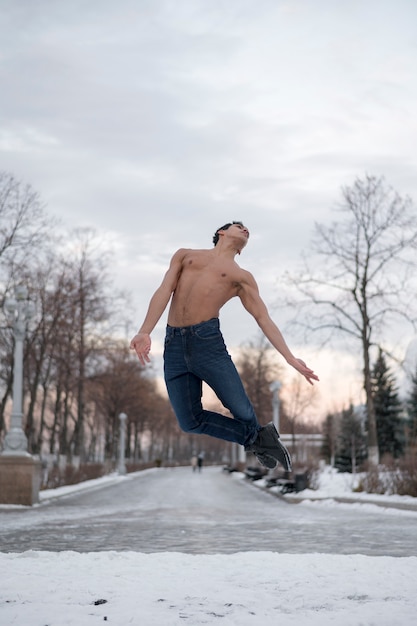 Foto gratuita ballerino di balletto maschio di angolo basso