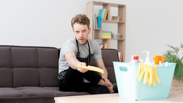 ソファでの掃除から休憩の低角度の男