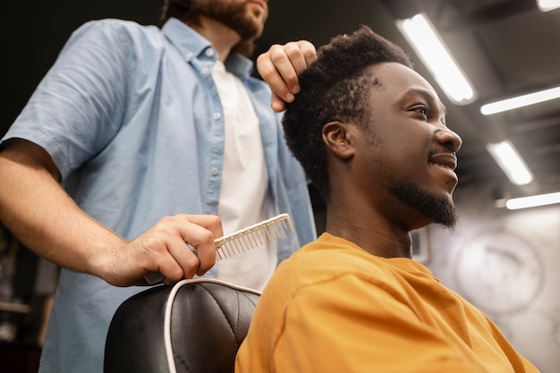 Free photo low angle man at hair salon