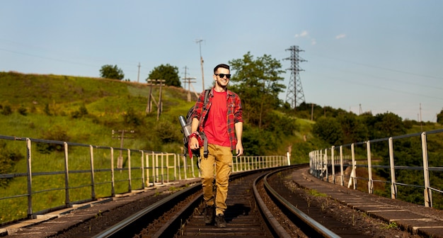 鉄道レールの上を歩くローアングル男