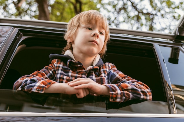 無料写真 ロードトリップ中の車内の子供のローアングル