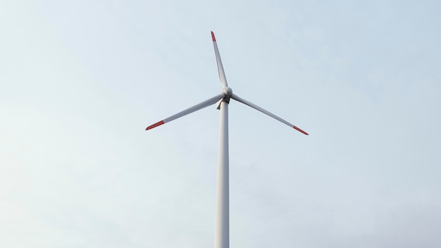 Бесплатное фото Низкий угол ветряной турбины, вырабатывающей энергию