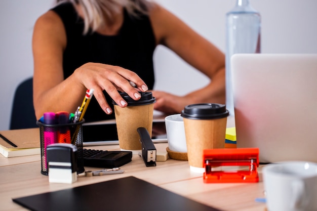 Foto gratuita scrivania ad angolo basso alla vista del lavoro