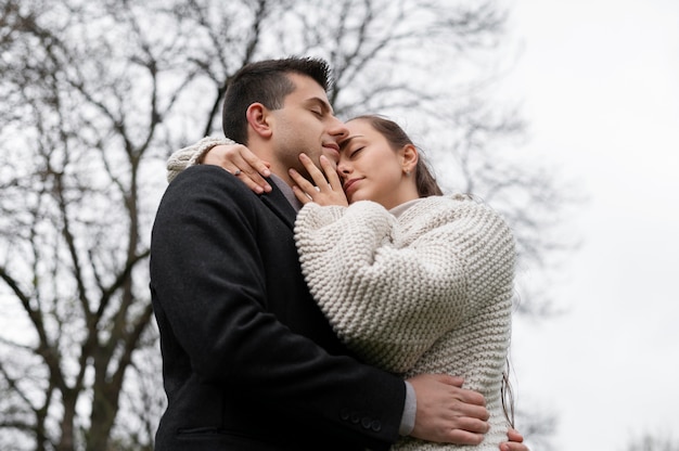 Persone di basso angolo che sono innamorate